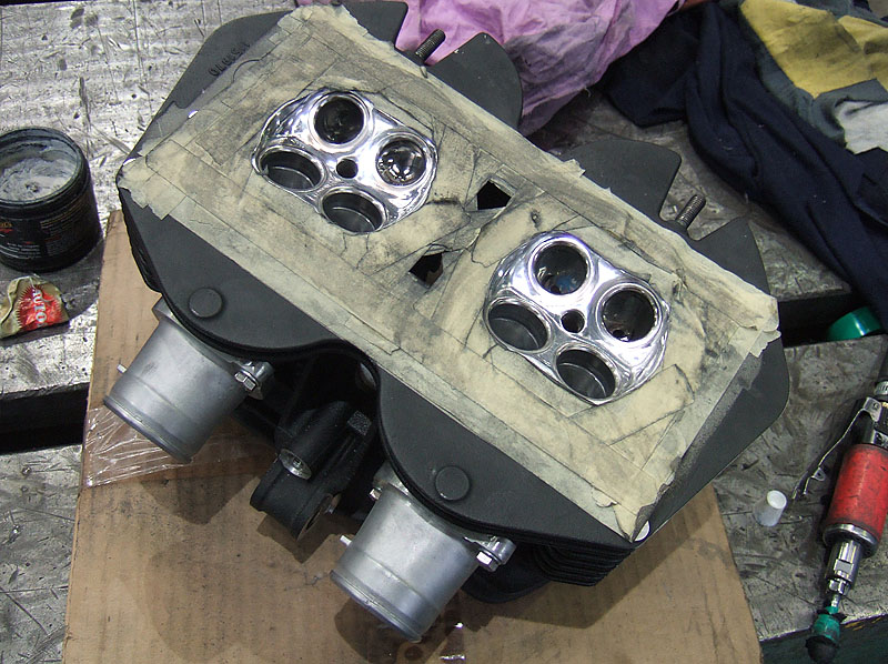 08 EFI Bonnie Brennraum poliert