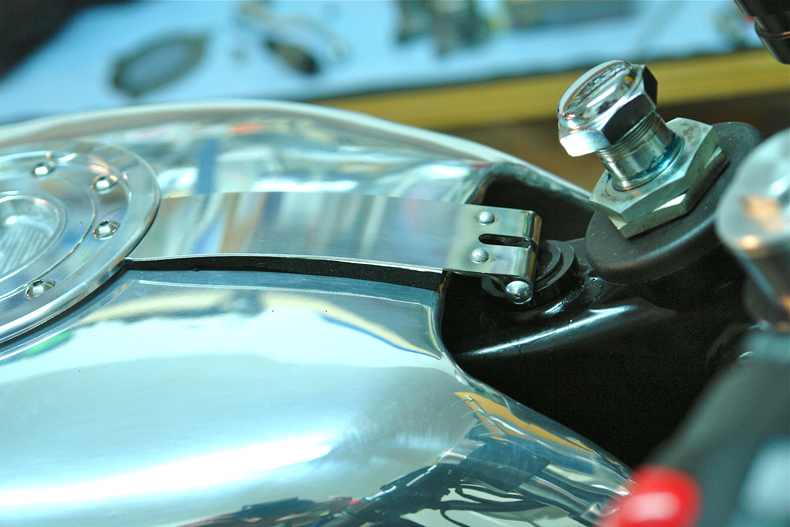 Tankriemenhalterung vorne