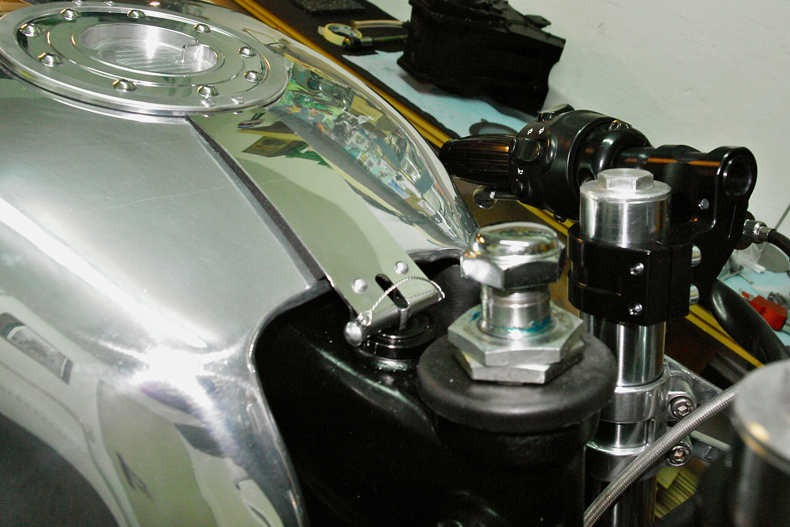 Tankriemen- Befestigung vorne