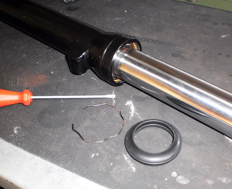 Staubkappe und Haltebügel