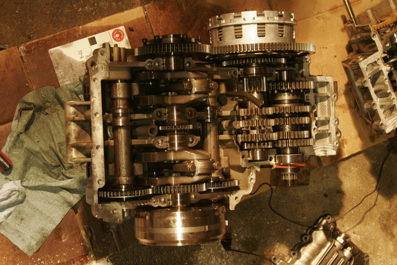 Offenes Motorgehäuse kopfüber