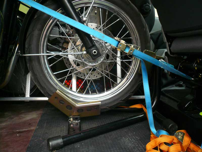 Triumphtransport im Renault Traffic auf Wippe