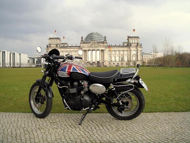 Scrambler vorm Reichstag