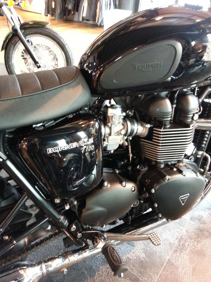 T100 black_2014_Schriftzug silber