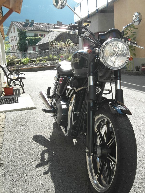 B O N N E V I L L E   9 0 0