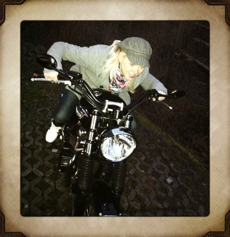 Frauen und Motorräder